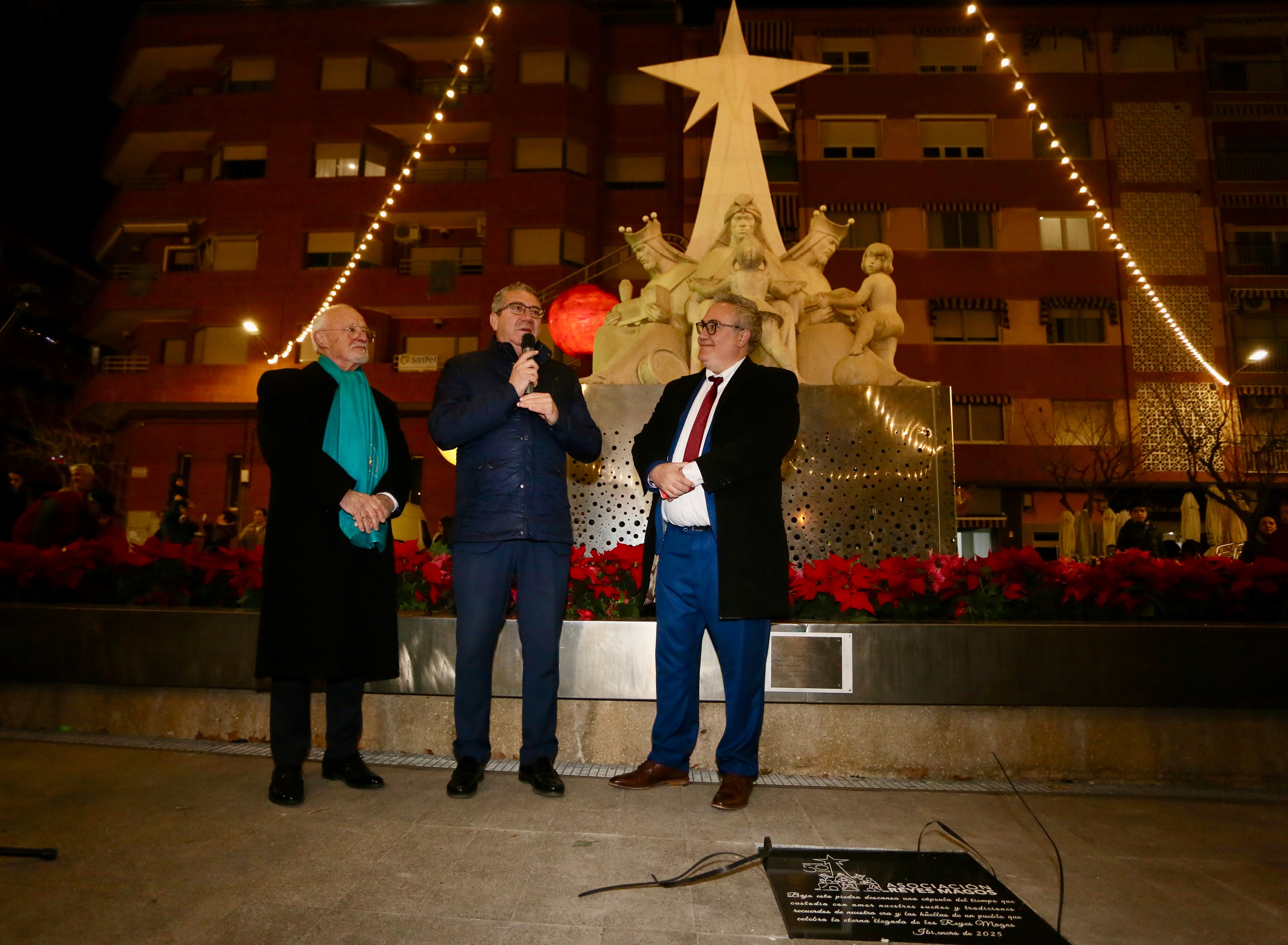 Vicente Tamarit, presidente de la Asociación de los Reyes Magos de Ibi, Toni Pérez, presidente de la Diputación de Alicante y Sergio Carrasco, alcalde de Ibi, en el acto conmemorativo del 50 aniversario del monumento dedicado a los Reyes Magos.