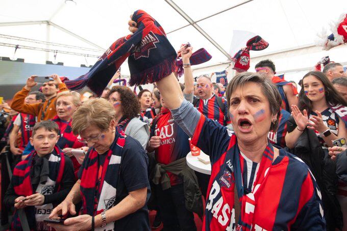 La afición del Baskonia en el Araba Etxea de Badalona.