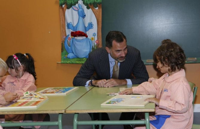 El rey Felipe VI durante su visita en el colegio de Pereiro de Aguiar