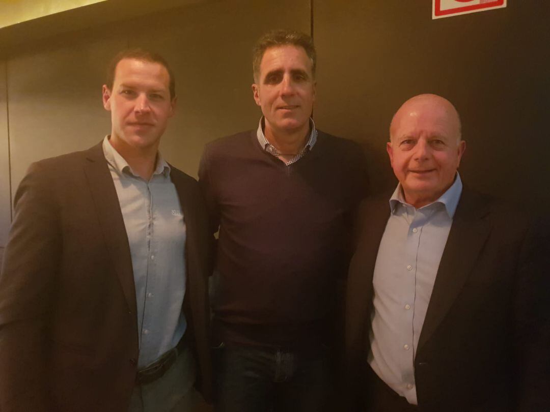 Simón Planelles, junto a Miguel Induráin y el alcalde de Sant Antoni