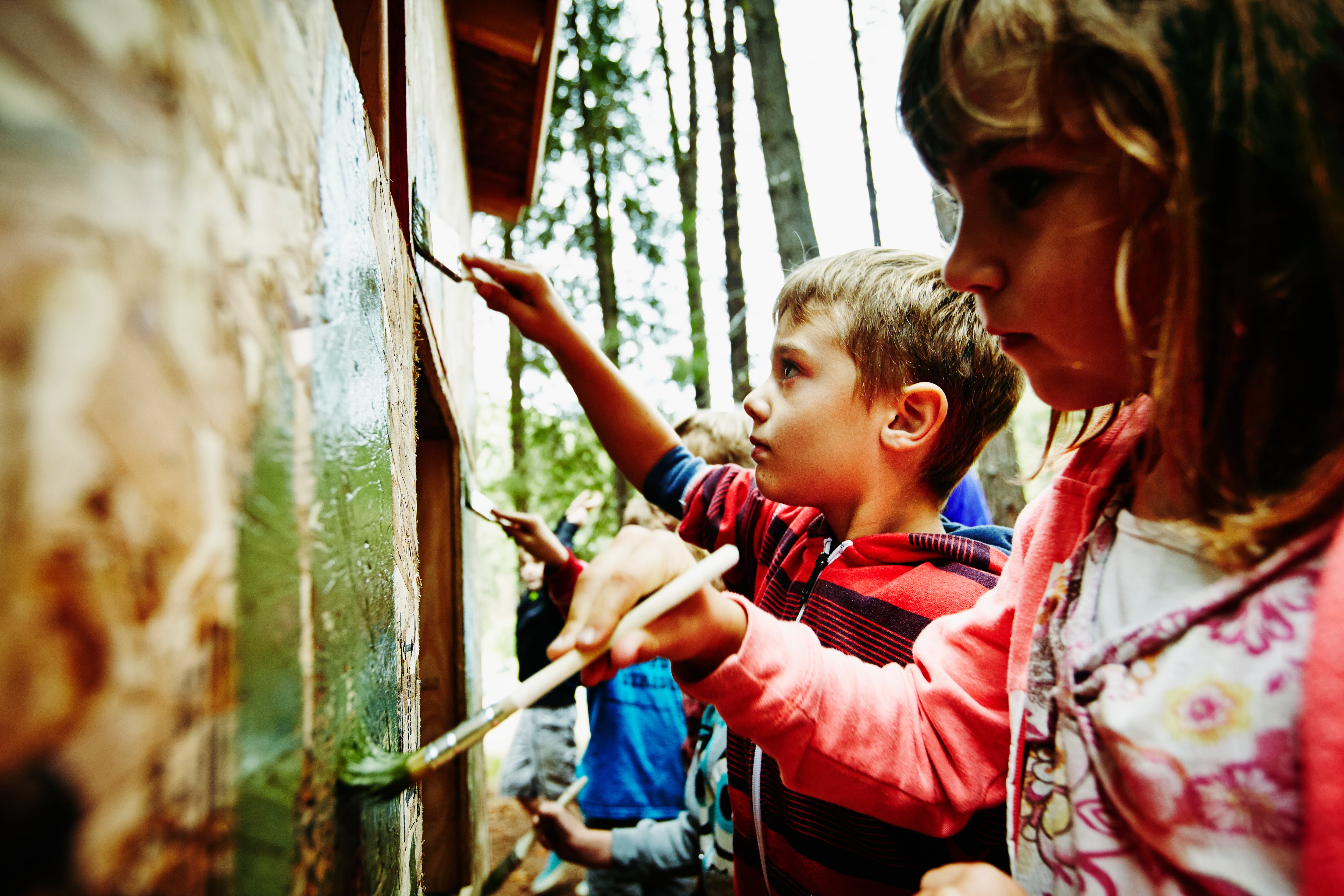 Niños pintando en un campamento de verano