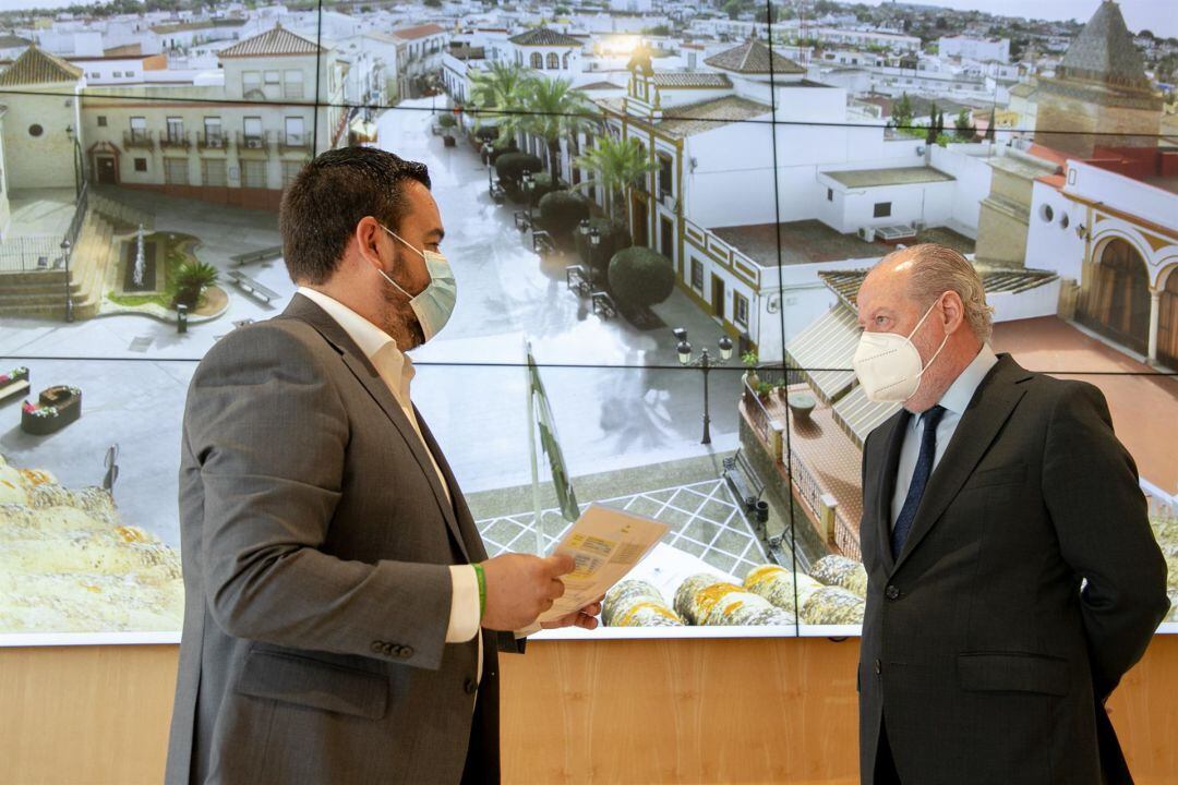 El alcalde de Gines, Romualdo Garrido, y el presidente de la Diputación de Sevilla, Fernando Rodríguez Villalobos