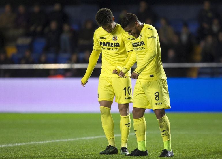  El delantero brasileño del Villarreal Alexandre Pato (i) y el centrocampista mexicano Jonathan Dos Santos celebran el gol marcado por Pato ante el CD Toledo durante el partido de vuelta de los dieciseisavos de final de la Copa del Rey que disputan frente