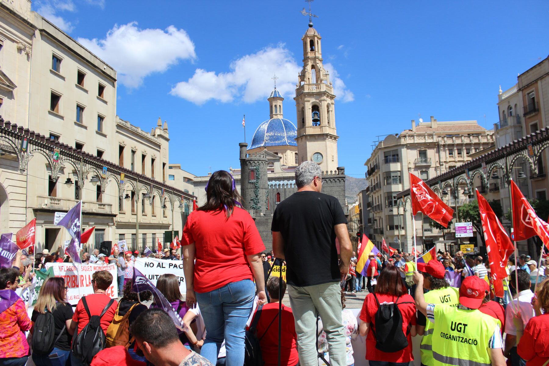 Un instante antes de iniciarse los parlamentos de Leticia Pascual y Raül Alcocel en la Plaza de España