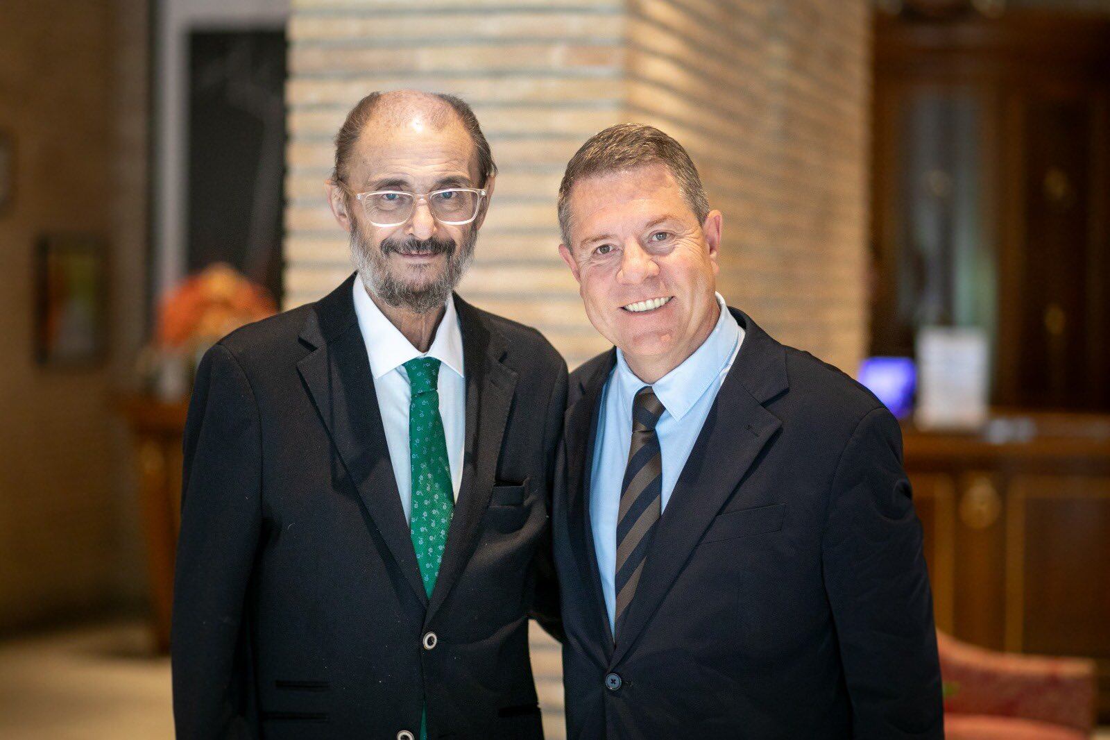 Imagen de archivo del presidente de Castilla-La Mancha, Emiliano García-Page, junto al expresidente de Aragón, Javier Lambán, quien fallecía este viernes tras luchar durante años contra un cáncer