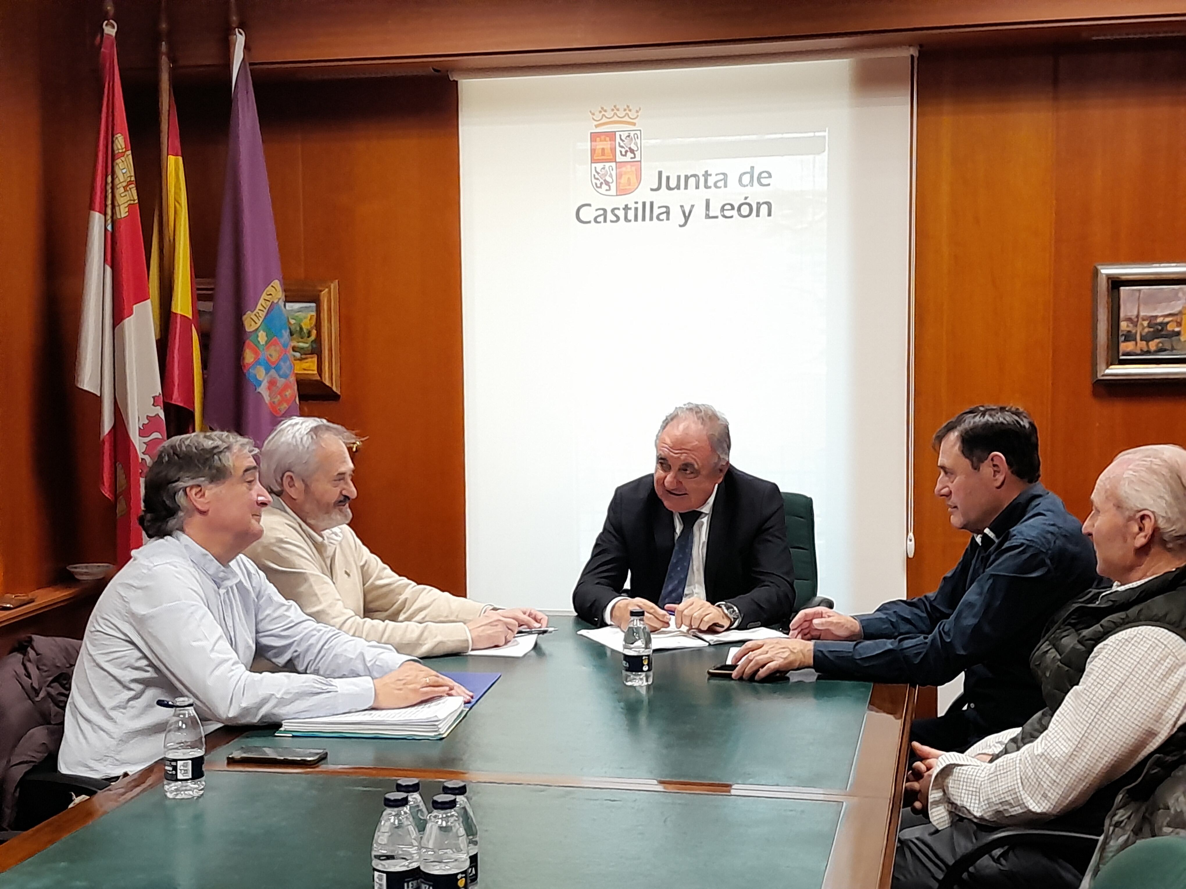 El Ayuntamiento de La Pernía solicita a la Junta el impulso de la concentración parcelaria en el municipio