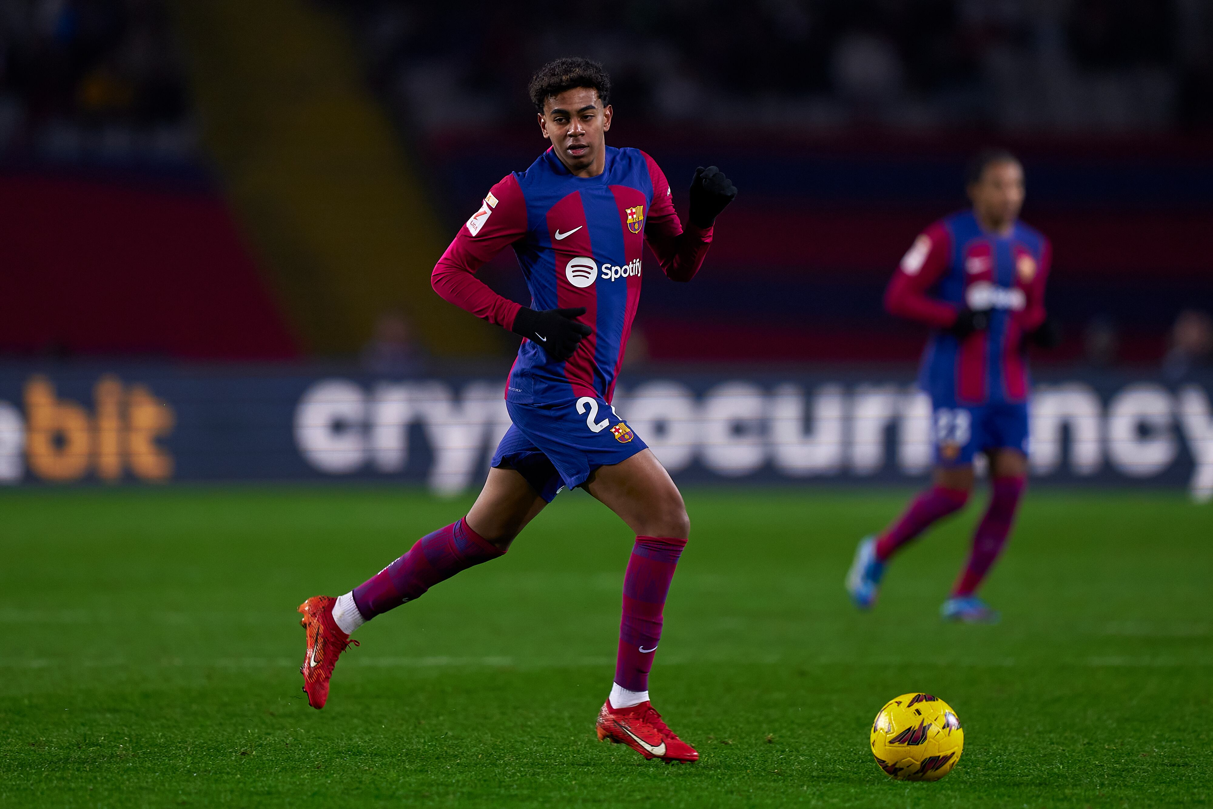 Lamine Yamal, jugador del FC Barcelona, conduint la pilota