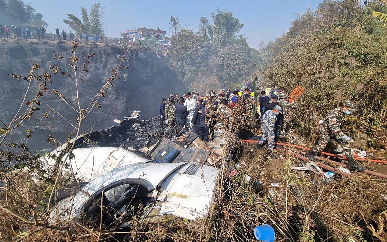 Pokhara (Nepal), 15/01/2023.- Rescue teams work at the wreckage of a Yeti Airlines ATR72 aircraft after it crashed in Pokhara, Nepal, 15 January 2023. A Yeti Airlines ATR72 aircraft with 68 passengers and four crew members aboard crashed into a gorge after takeoff from the Pokhara International Airport. According to officials from the Nepal Civil Aviation Authority, 40 bodies have been recovered so far. EFE/EPA/BIJAYA NEUPANE
