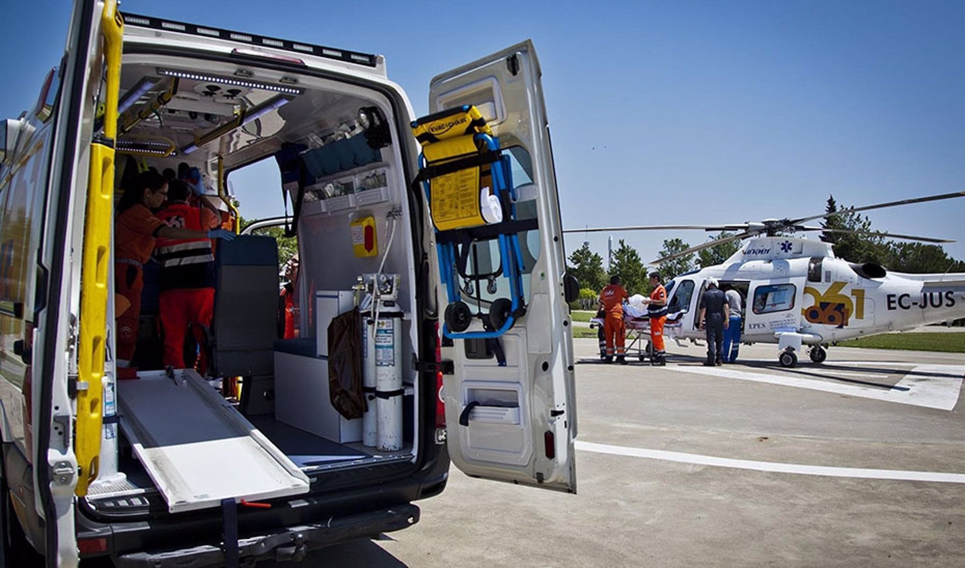 Ambulancia y helicóptero del 061.