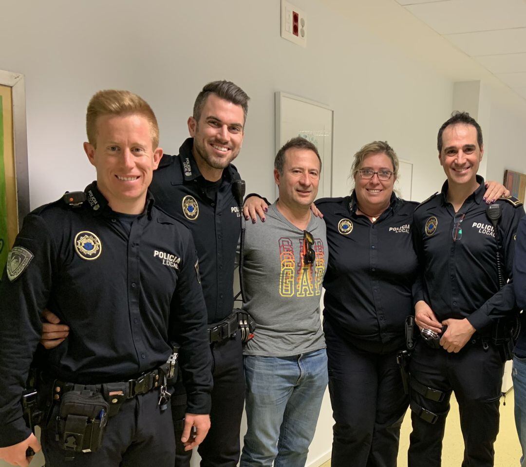 Los 4 policías locales junto a José Ramón Miguélez a quien salvaron la vida