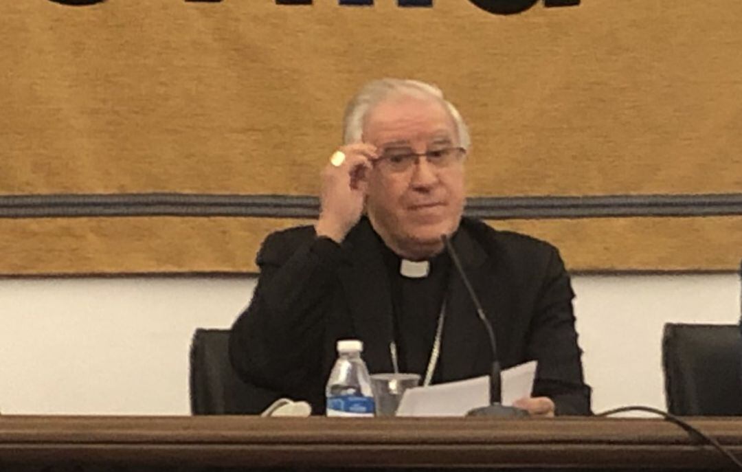 Monseñor Saiz Meneses, durante su comparecencia de este martes en el Arzobispado