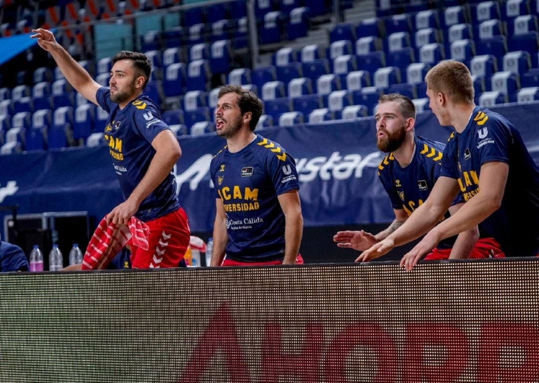 Parte de la plantilla del UCAM celebrando una canasta