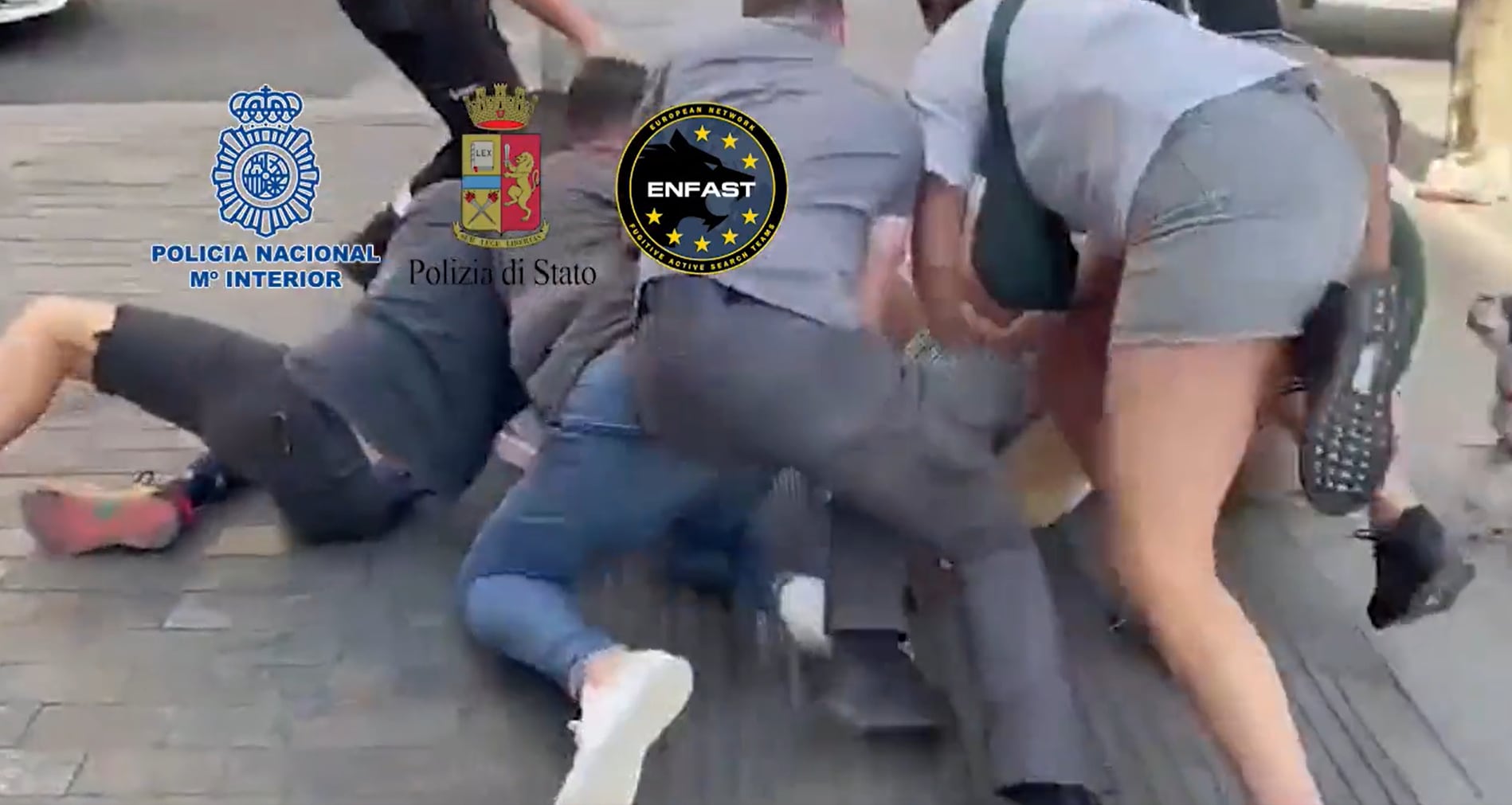 Policías proceden a la detención del peligroso delincuente en la Gran Vía de Madrid