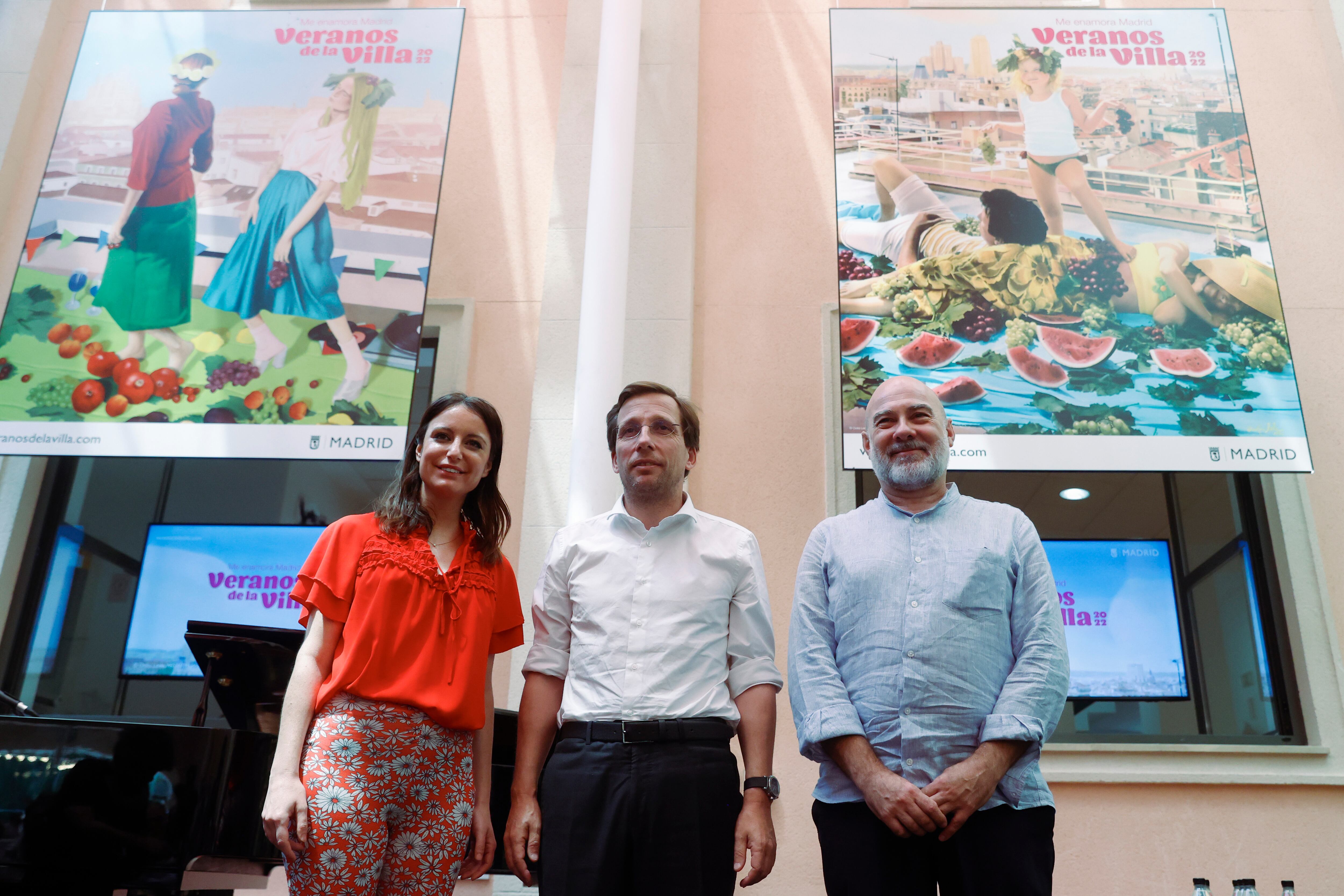 MADRID, 17/06/2022.-El alcalde de Madrid José Luis Martínez Almeida, la concejala de Cultura Andrea Levy, y Ángel Murcia, director artístico de Veranos de la Villa, durante la presentación de la programación de Veranos de la Villa 2022 este viernes en Madrid.- EFE/Juan Carlos Hidalgo
