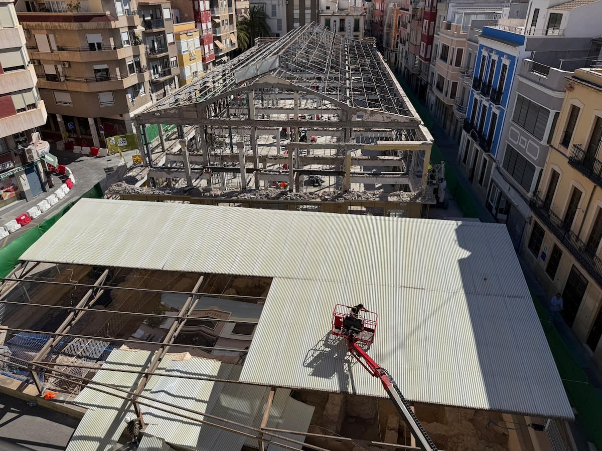 Comienza el desmontaje de la estructura de protección de los Baños Árabes