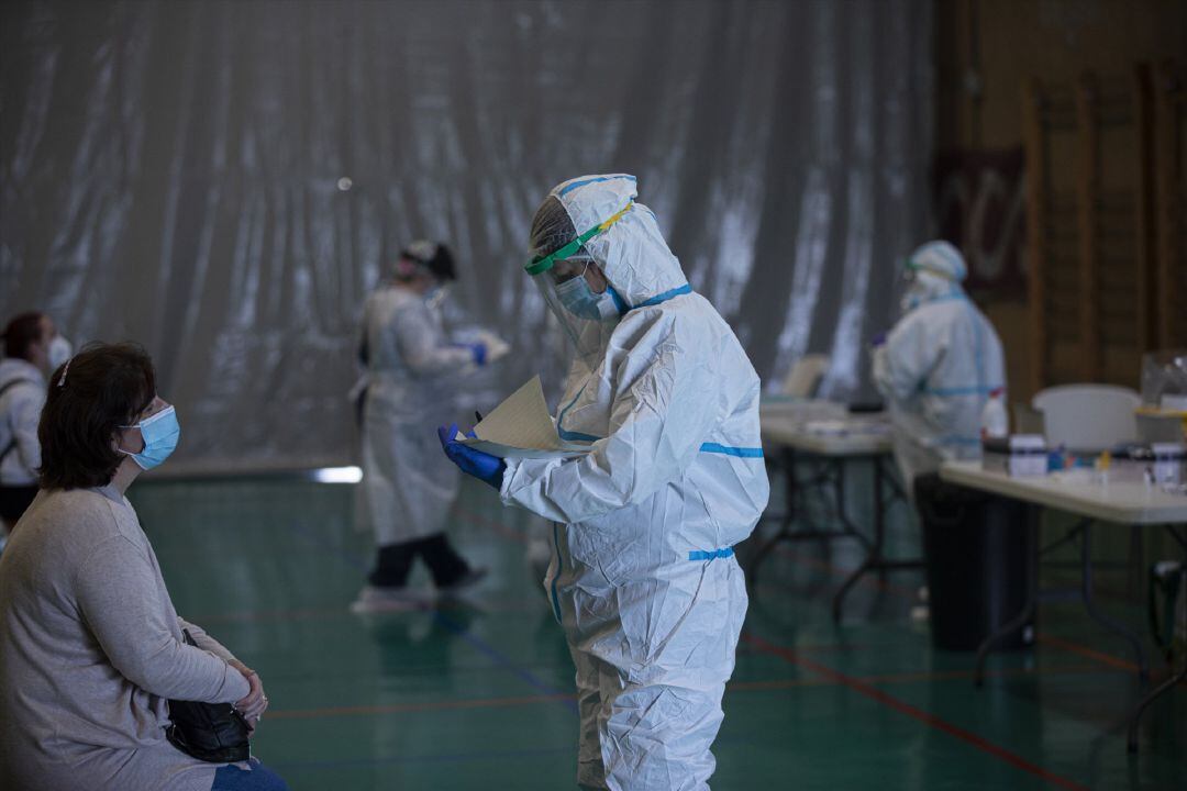 Sanitarios trabajando durante las pruebas diagnósticas de un cribado, en una imagen de archivo