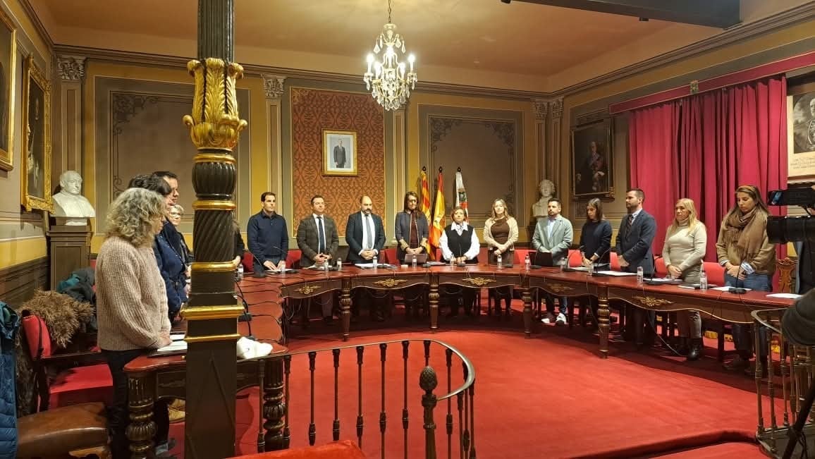 Los concejales han guardado un minuto de silencio antes del inicio del pleno. Foto: Ayuntamiento de Barbastro