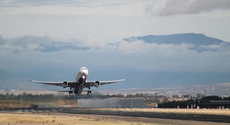 Imagen de un avión despegando del aeropuerto Adolfo Suárez - Madrid - Barajas.