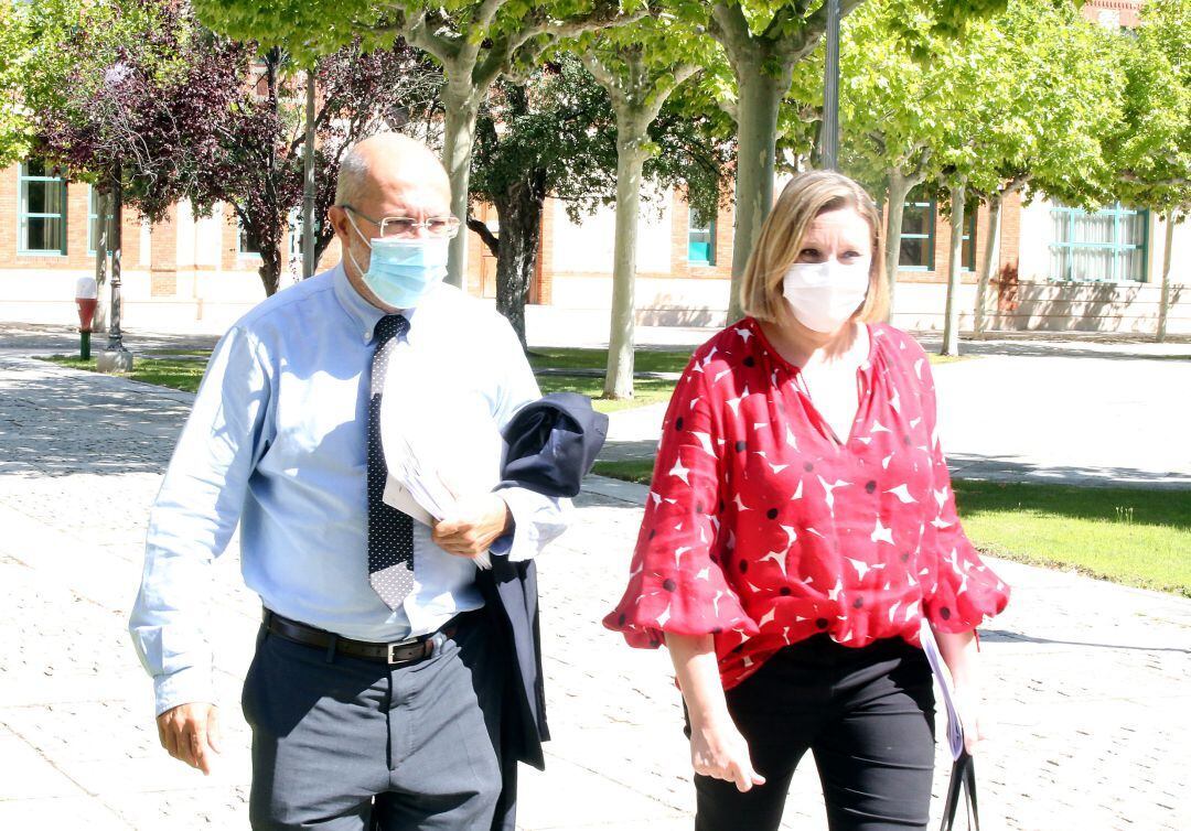 El vicepresidente, portavoz y consejero de Transparencia, Ordenación del Territorio y Acción Exterior, Francisco Igea, comparece en rueda de prensa posterior al Consejo de Gobierno junto a la consejera de Familia, Isabel Blanco