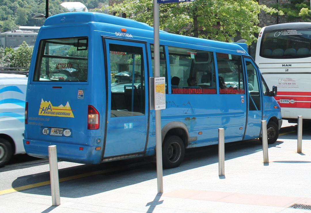 El bus comunal d'Andorra la Vella canvia de concessionari i des d'ara tindrà l'estètica dels antics clípols.