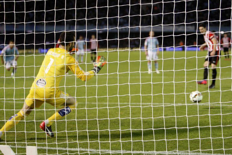 Aduriz marca de penalti el primer gol ante el Celta, durante el partido de Liga en Primera División 