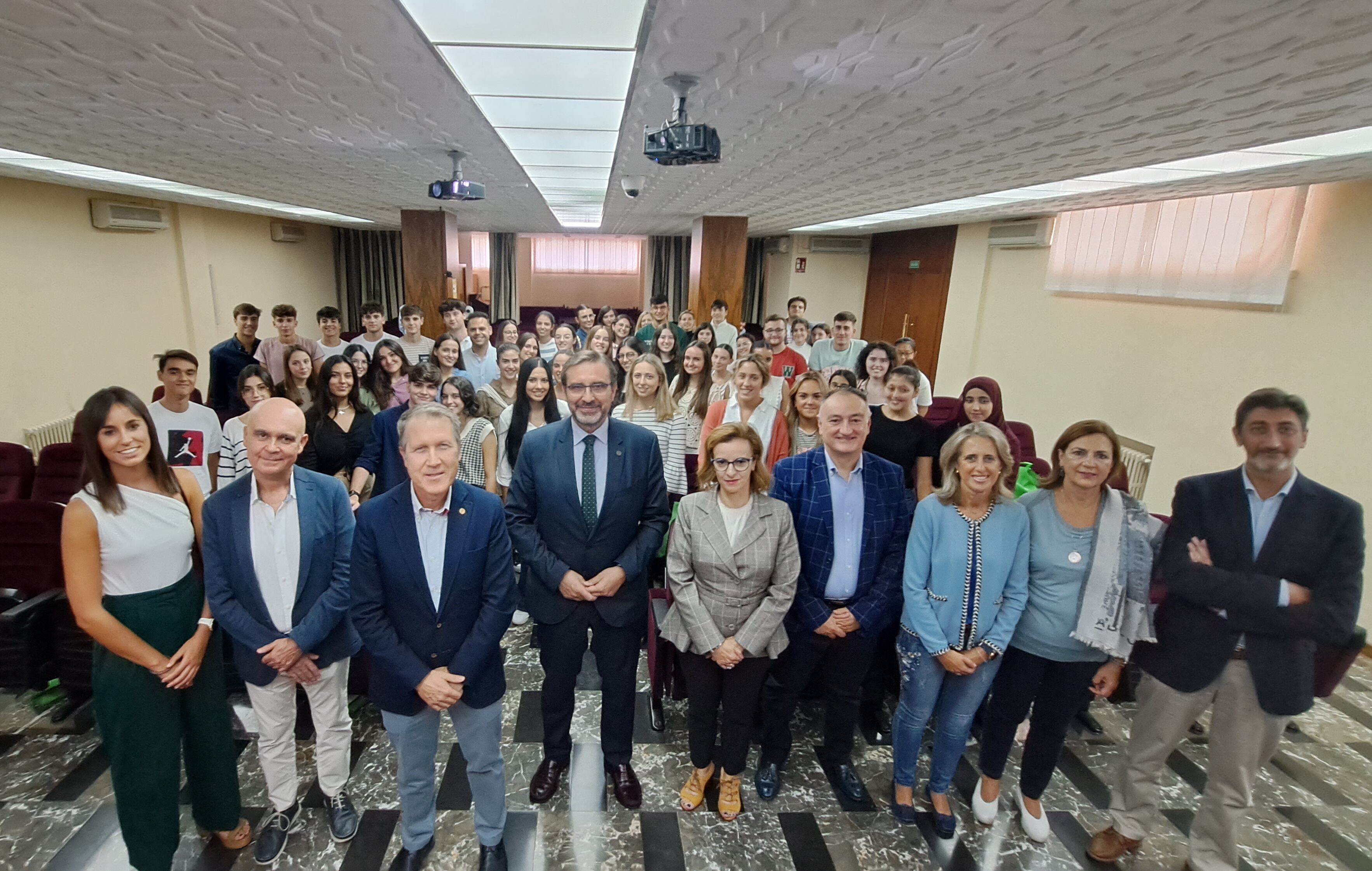 Visita del Colegio de Médicos a los primeros estudiantes de Medicina de la UJA.
