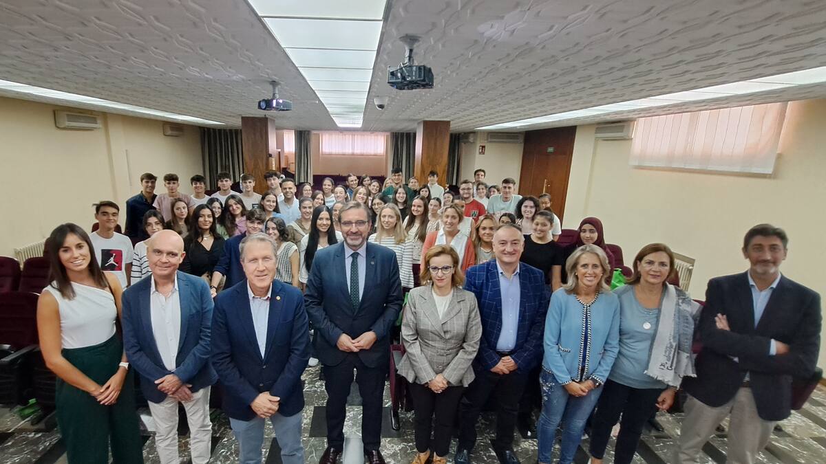 El Colegio de Médicos recibe a los primeros universitarios que estudian Medicina en Jaén