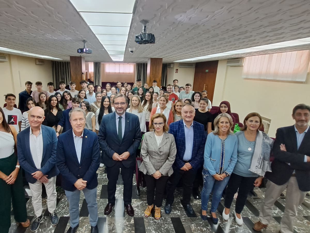 El Colegio de Médicos recibe a los primeros universitarios que estudian Medicina en Jaén