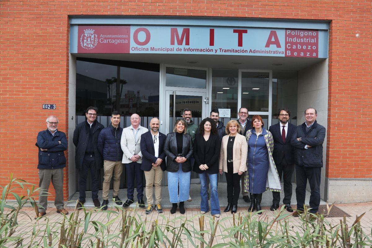 Empresarios de Cabezo Beaza junto a Noelia Arroyo en la inauguración de la nueva OMITA