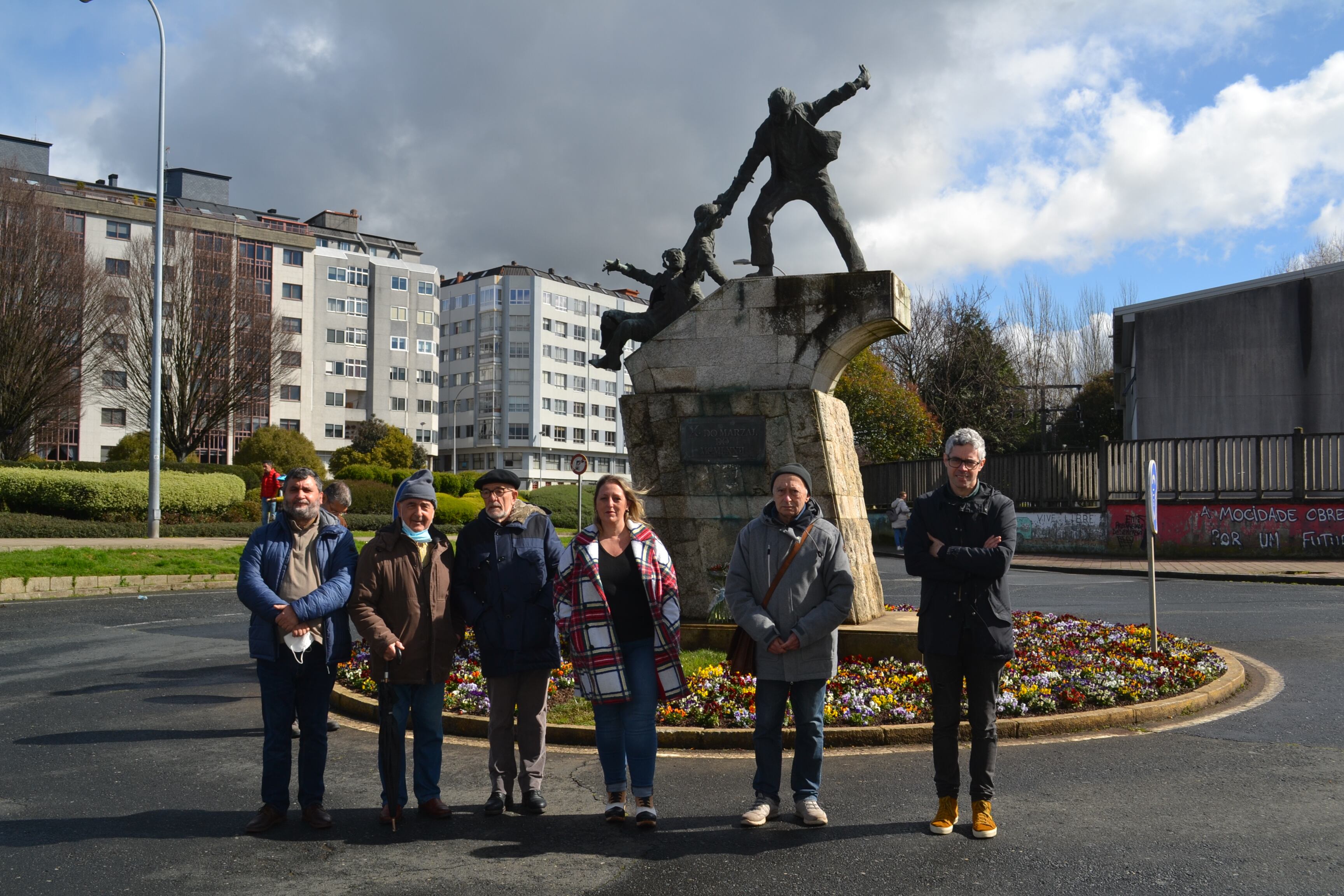 Algunos de los participantes, ante el monumento al 10 de marzo (foto: BNG)