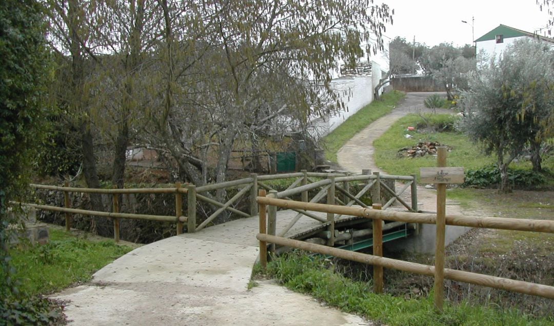 Puente internacional más pequeño del mundo, sobre el río Abrilongo, en la frontera de La Codosera con Portugal