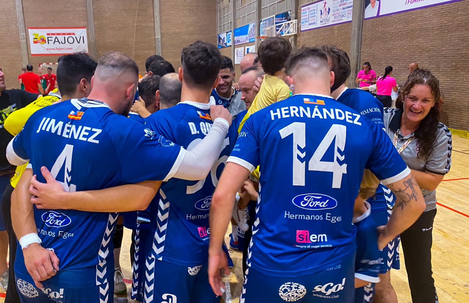 Los jugadores del Eón Alicante celebran la victoria frente a Sant Quirze