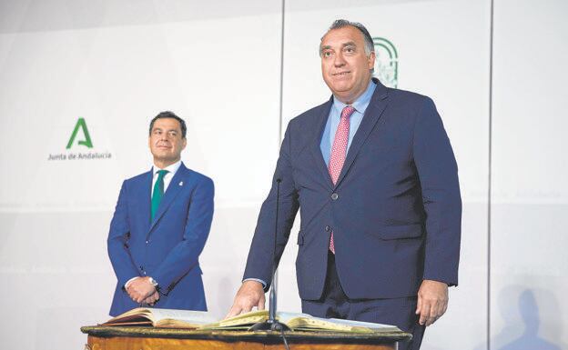 Bernal en el momento de tomar posesión de su cargo como consejero junto al presidente de la Junta de Andalucía, Juan Manuel Moreno Bonilla