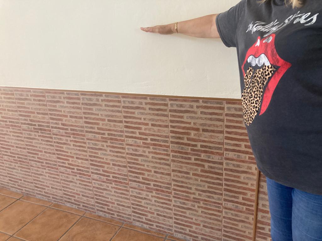 María muestra la altura que alcanzó el agua en su garaje, en Javalí Viejo