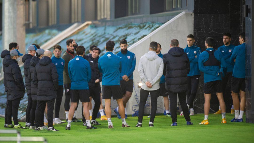 Marcelino da instrucciones a toda la plantilla en Lezama