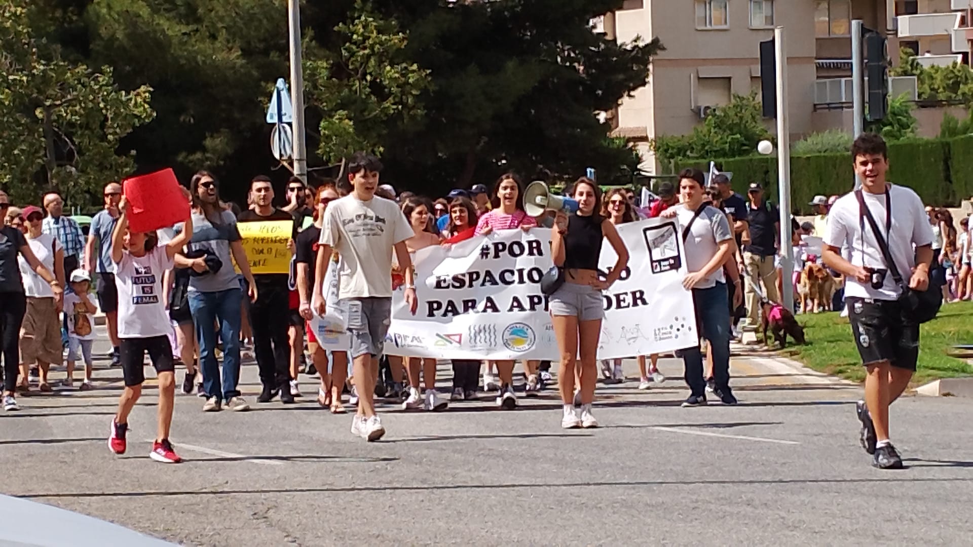 Manifestación contra la masificación de aulas en la playa de San Juan