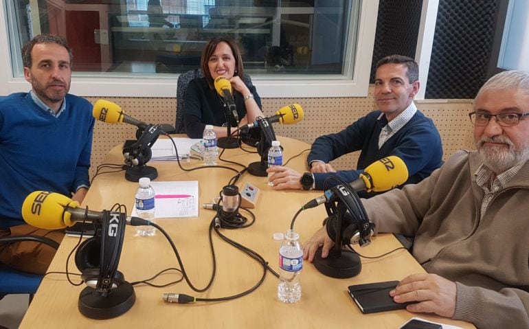 Henar Herrero junto a los tertulianos de &quot;La Rebotica&quot;, Diego Murillo, Javier Morales y José Valverde