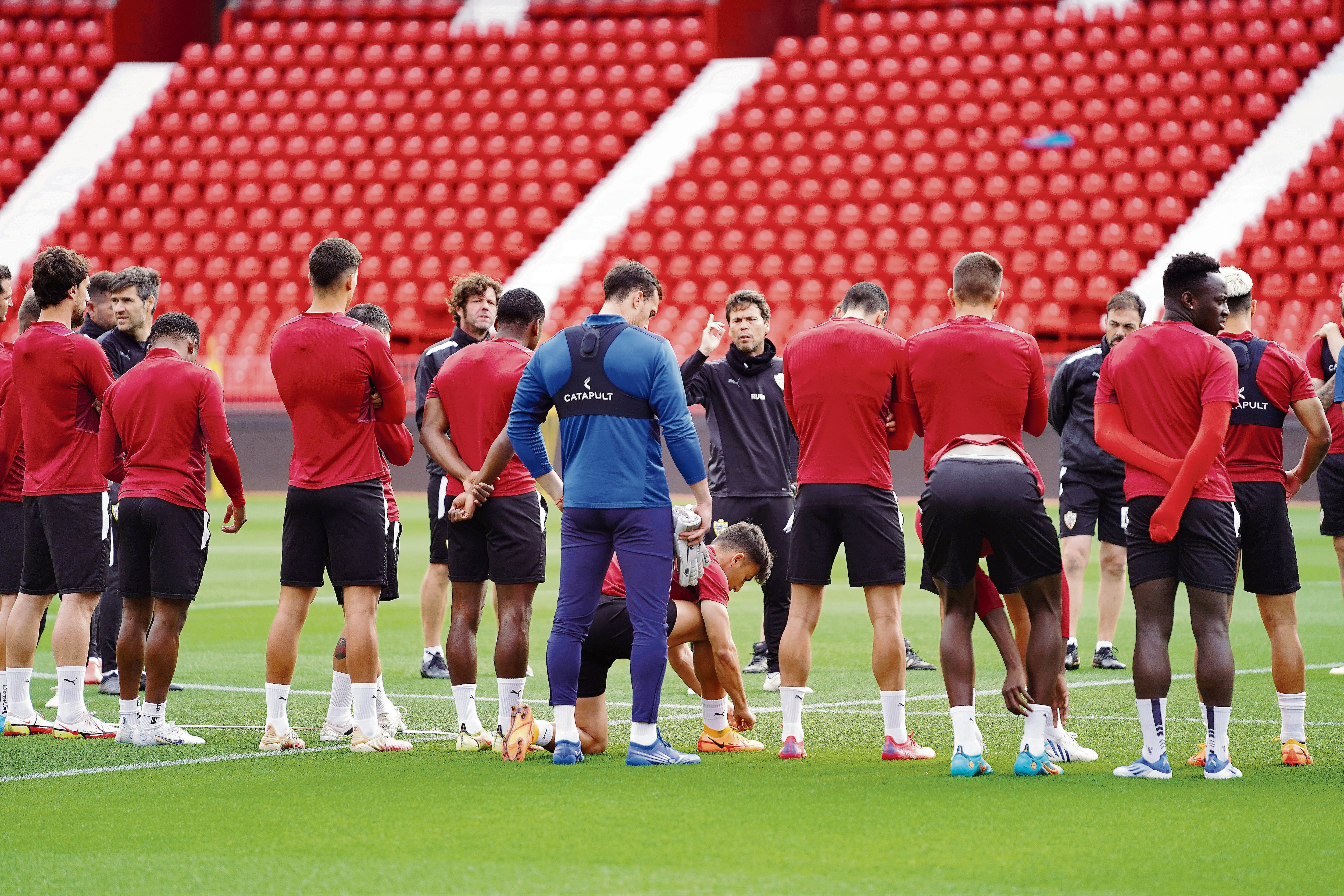Rubi hablando con la plantilla en el entrenamiento.