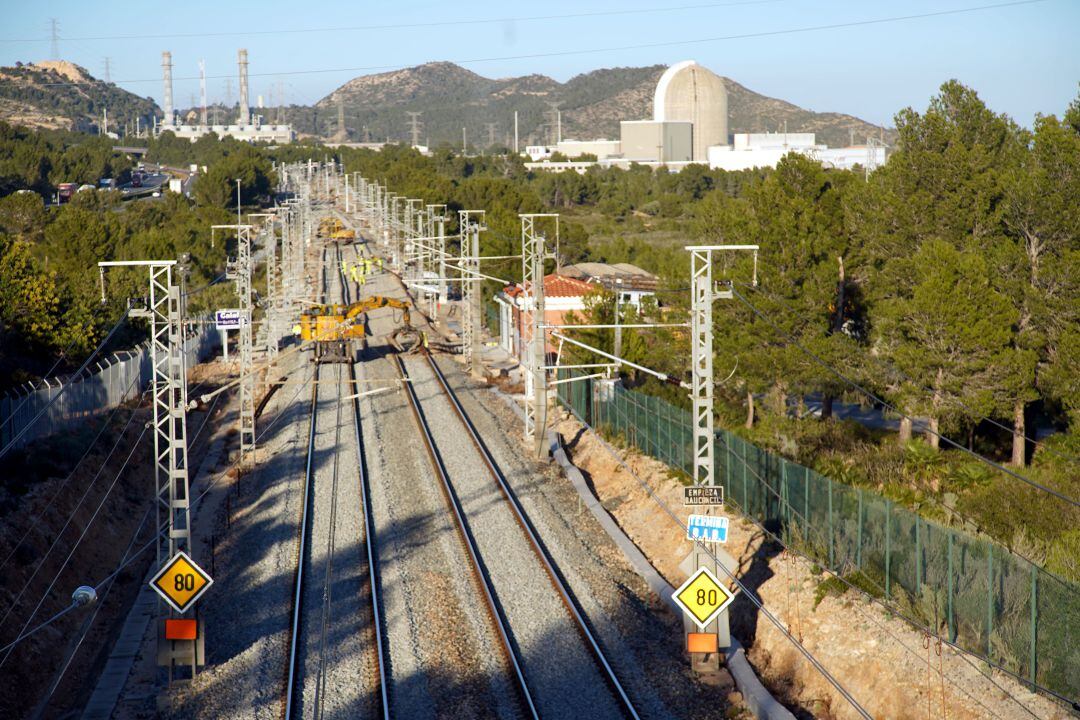 Vista aèria dels treballs per enllestir la connexió de la variant de Vandellòs al corredor mediterrani, ara fa tot just un any. 