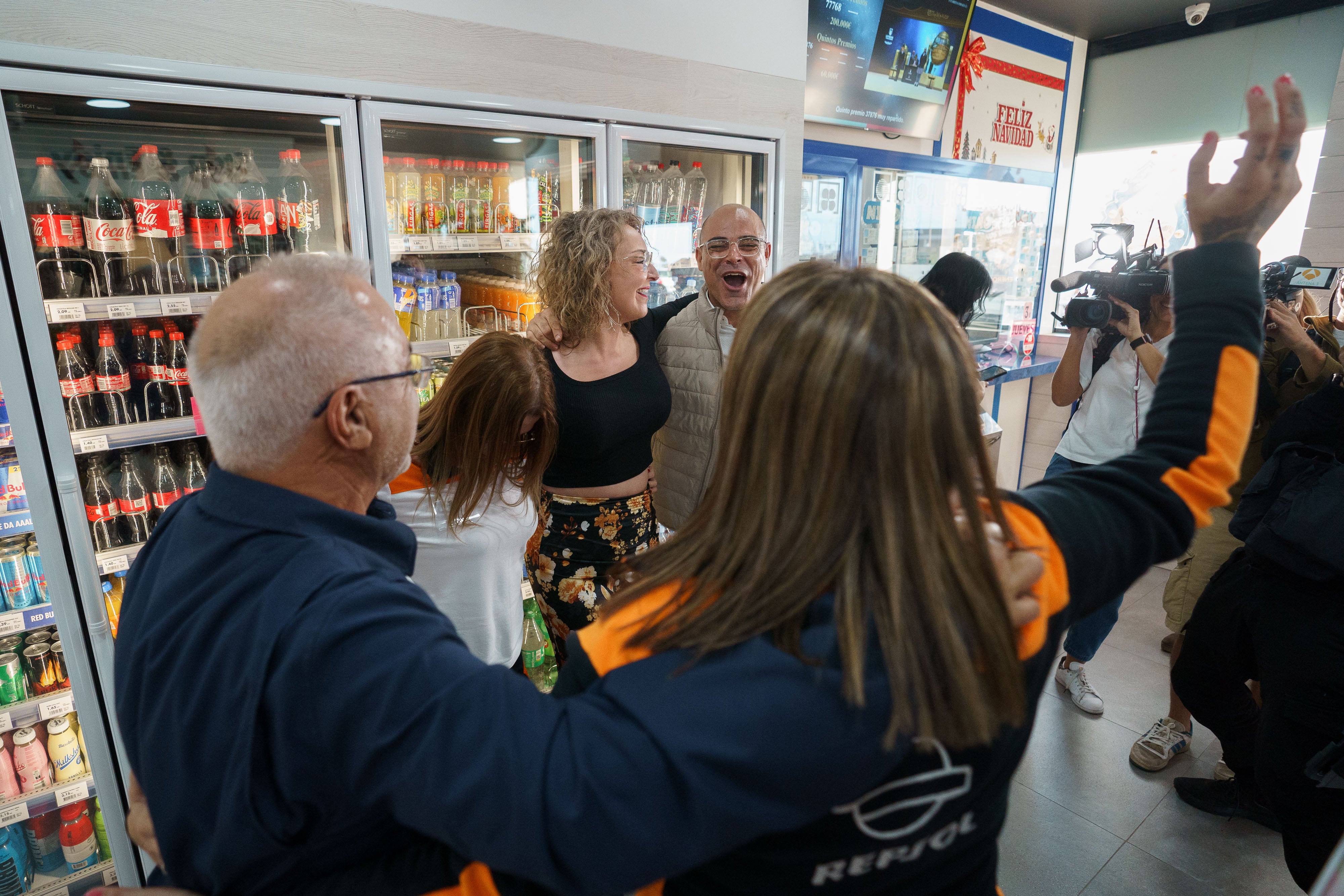 Propietarios y empleados de la gasolinera La Chasnera en Tenerife celebran el cuarto premio del sorteo extraordinario de Navidad de la Lotería Nacional que recayó en el número 77768.