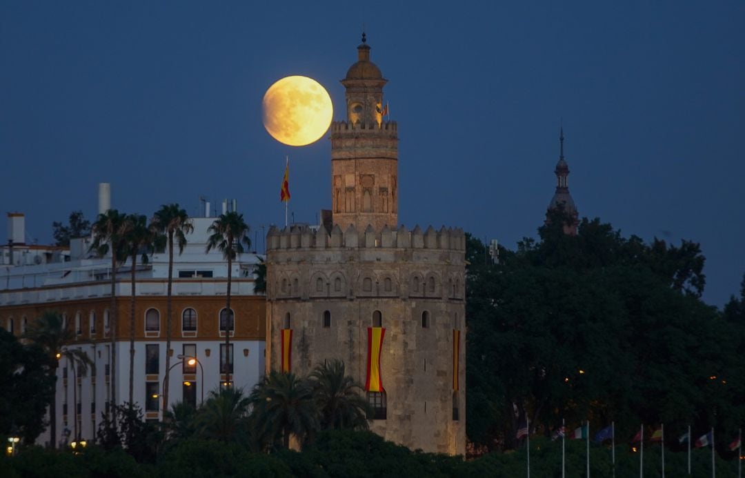 Una imagen del eclipse lunar del pasado 16 de julio visto desde Sevilla.