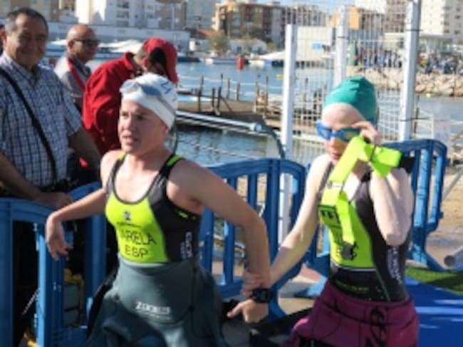 Sara Luna y Rosa Varela saliendo del agua