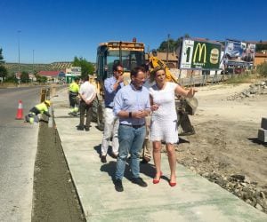 El delegado de Fomento, Rafael Valdivielso, y la alcaldesa de Baeza, Lola Mar&iacute;n, en el inicio de las obras de la traves&iacute;a