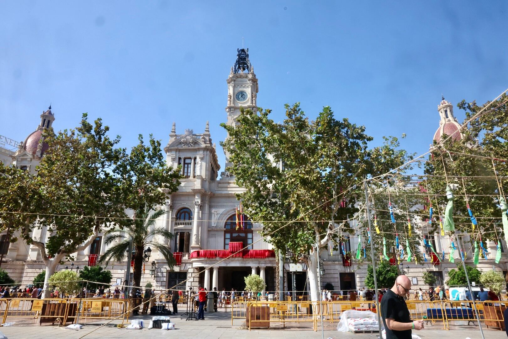 Este sábado se ha celebrado en València el congreso anual de pirotécnicos de toda España y se ha disparado una mascletà en la plaza del Ayuntamiento.