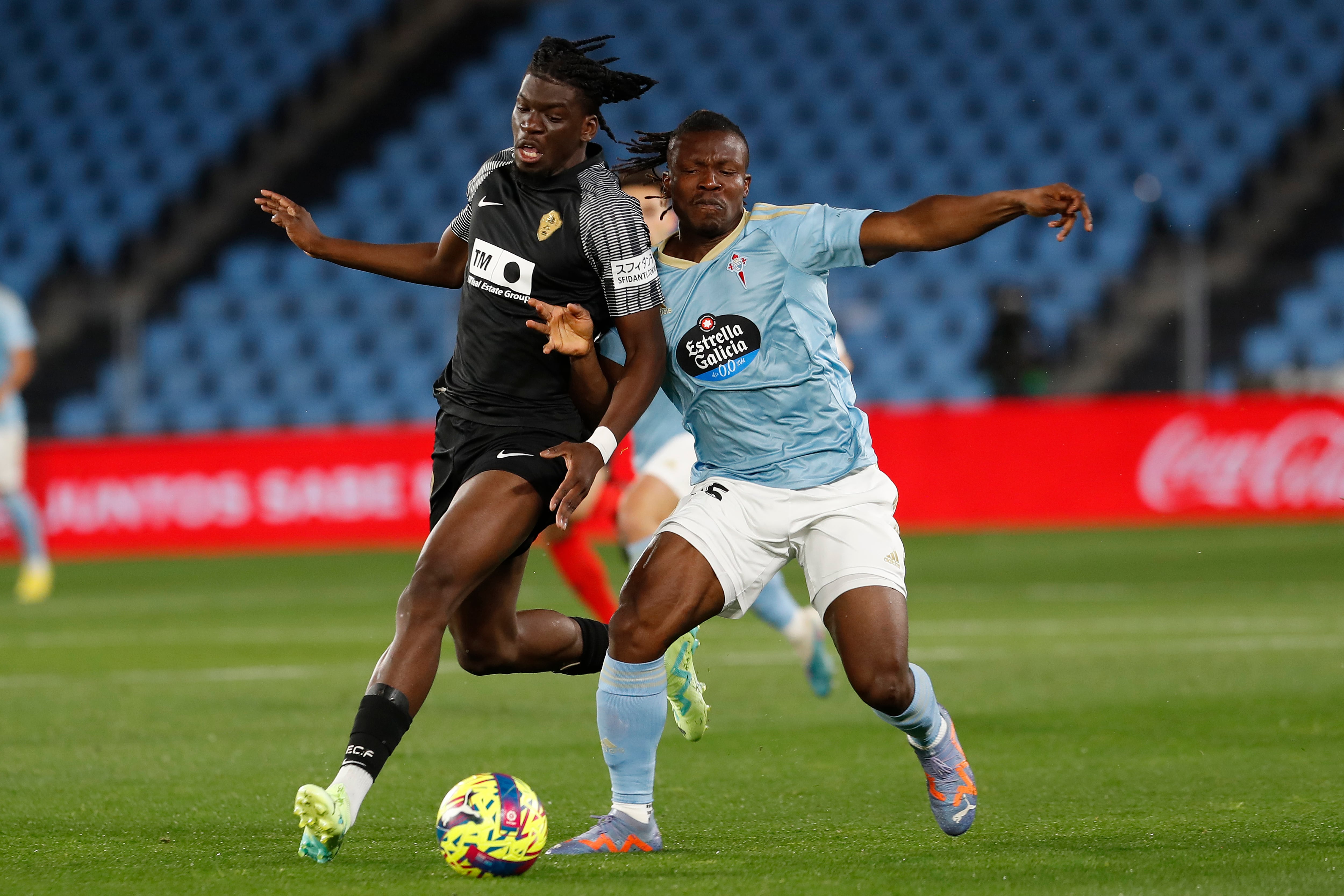 VIGO (PONTEVEDRA, )26/04/2023.- El defensa ghanés del Celta de Vigo Joseph Aidoo (d) pugna por un balón con el centrocampista francés del Elche Randy Nteka, durante el partido de LaLiga disputado este miércoles en el estadio de Balaidos, en Vigo. EFE / Salvador Sas
