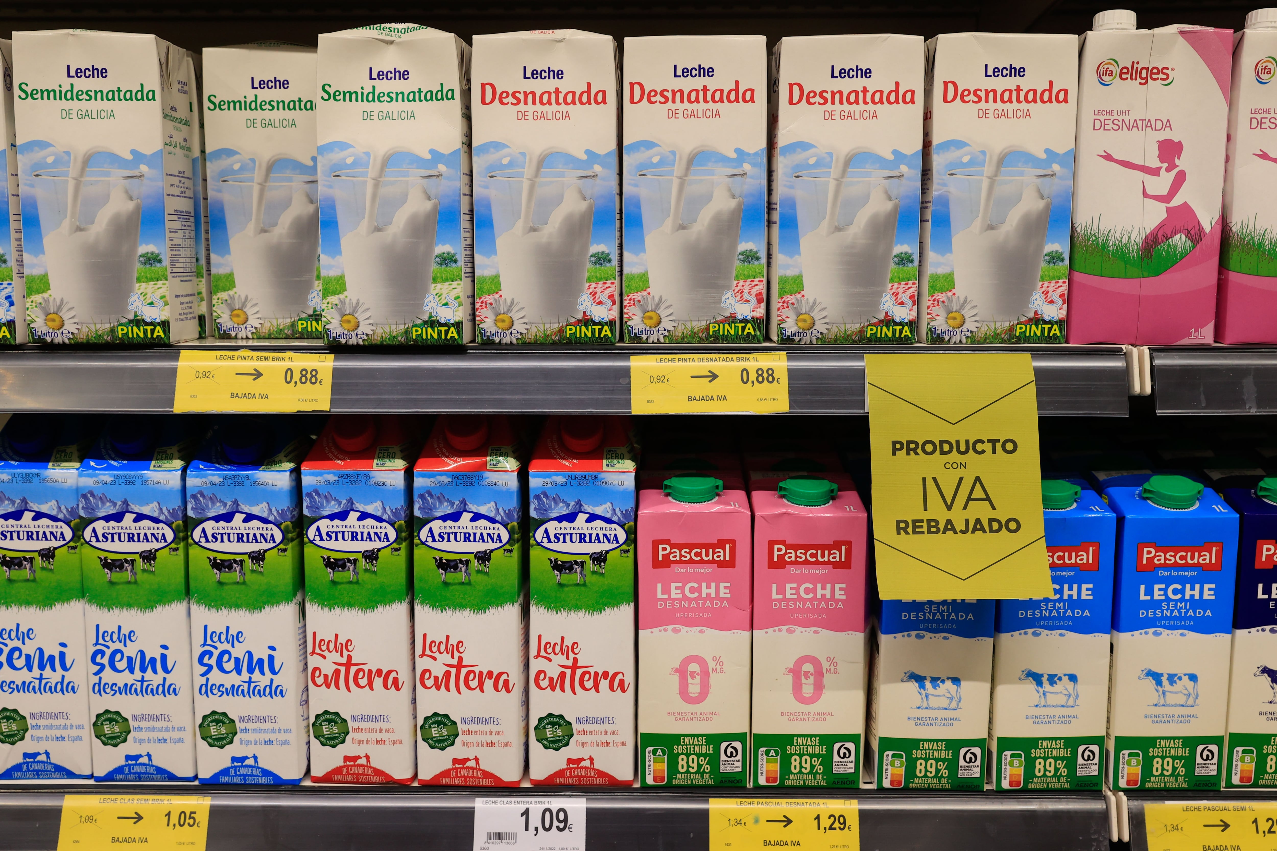 Imagen de archivo de unos cartones de leche en un supermercado