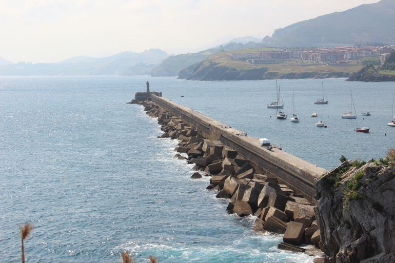 La estructura no cumple el nuevo Reglamento de Obras Marítimas debido a un déficit en el coeficiente de seguridad.