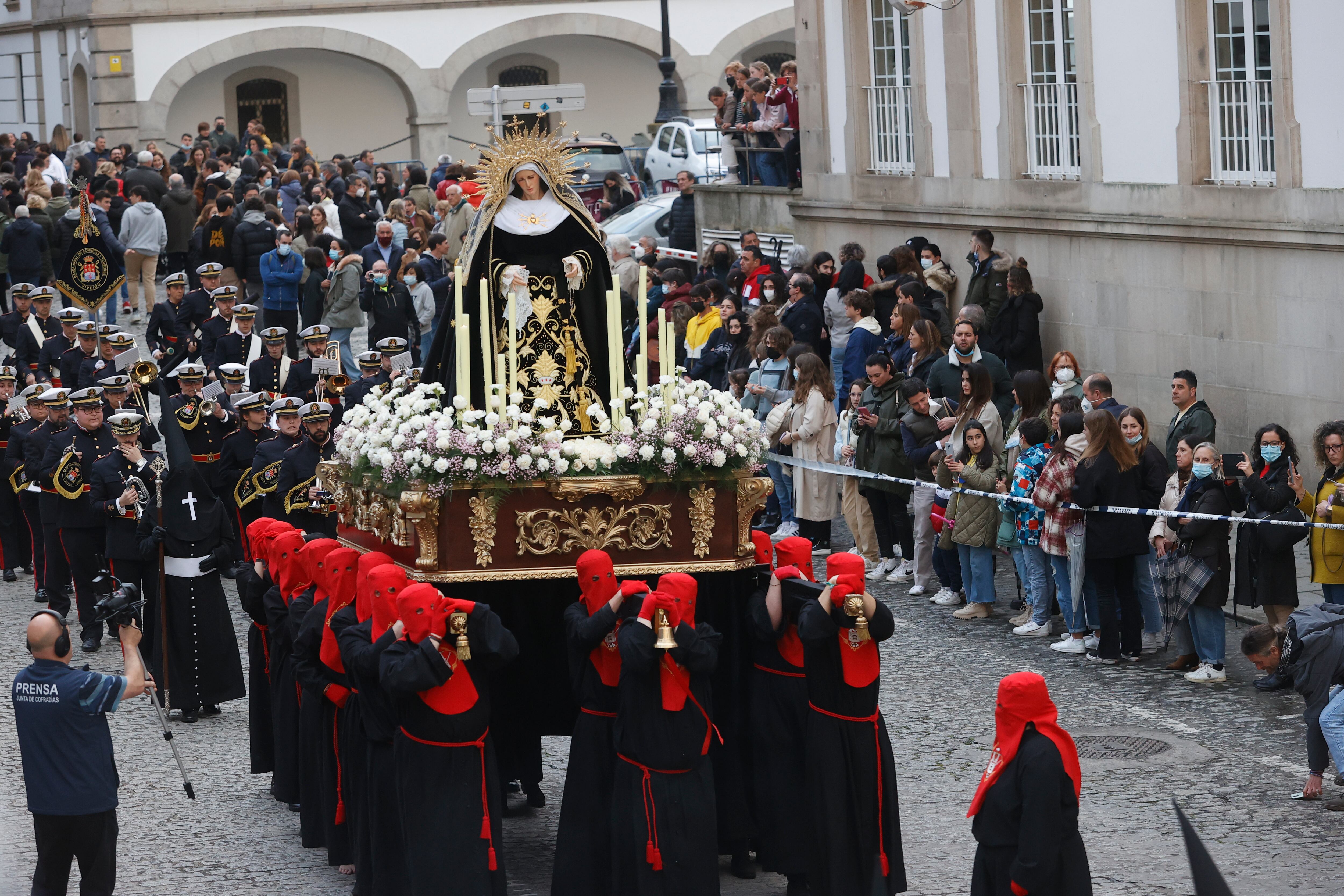 FERROL (A CORUÑA), 12/04/2022.- La procesión del Cristo de la Buena Muerte y Virgen de la Misericordia de la cofradía de la Orden tercera de la Semana Santa de Ferrol inicia las procesiones del martes santo. EFE/ Kiko Delgado