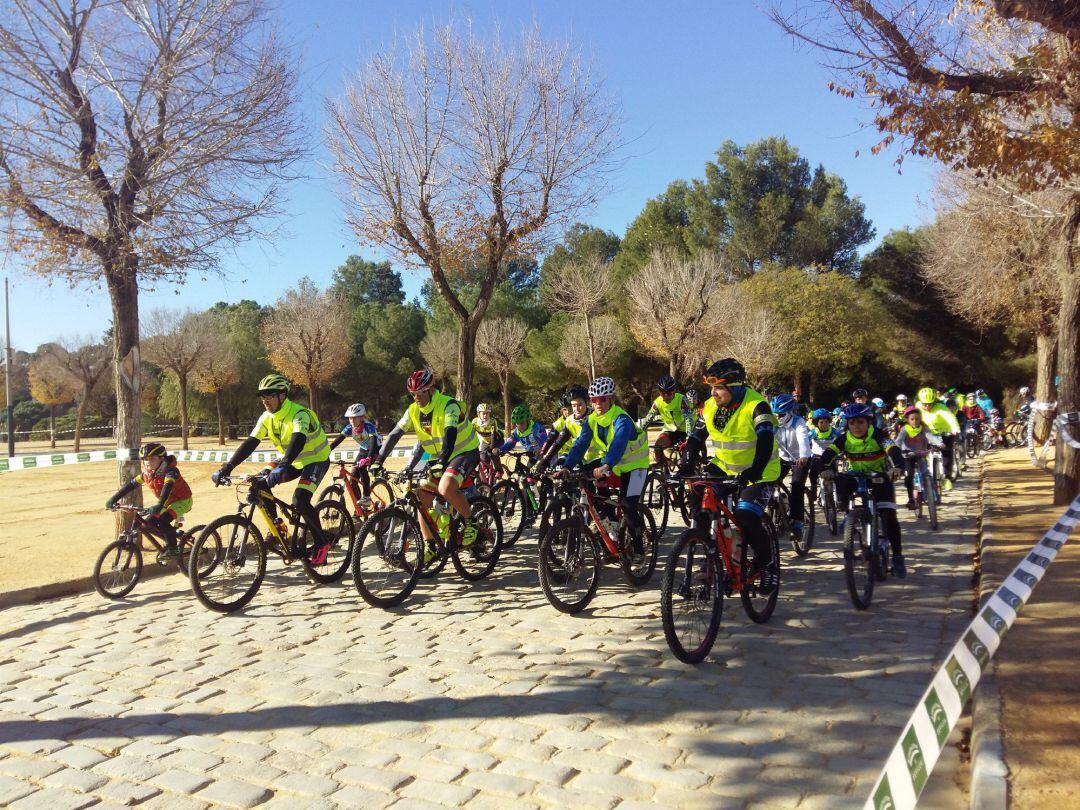 Pequeños y adultos, en bicicleta.