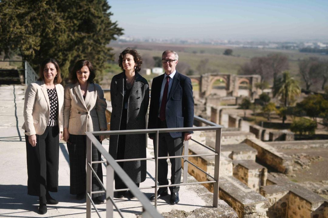 La alcaldesa de Córdoba, Isabel Ambrosio, la vicepresidenta del Gobierno, Carmen Calvo, la directora general de la Unesco, Audrey Azoulay, y el ministro de Cultura y Deporte, José Guirao en Medina Azahara